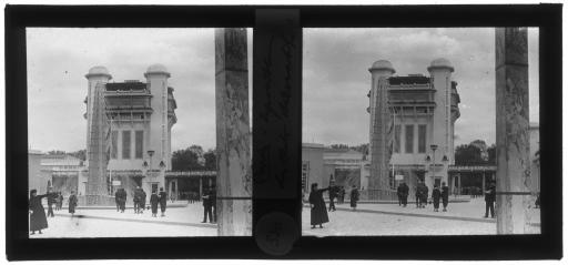 Paris. - L'exposition des Arts décoratifs de 1925 : la tour de Champagne située sur l'esplanade des Invalides, avec au premier plan la fontaine Lalique (vues 1-2), l'exposition du "Bon Marché" (vues 3-6 : le hall d'entrée, vue 3, la salle à manger, vue 4, le salon, vue 5, la chambre,vue 6), l'exposition des Galeries Lafayette (vues 7-8 : la salle à manger, vue 7, la chambre de dame par Maurice Dufrêne, vue 8), le bureau "Primavera" (vue 9), la salle à manger "Primavera" (vue 10), la salle à manger "Baccarat" (vue 11), le pavilllon des Pays-Bas (vue 12), les illuminations (vues 13-15, avec la Tour Eiffel, vue 13, et la porte de la Concorde, vue 14).